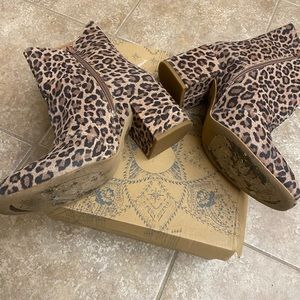 Beautiful Leopard Boots!